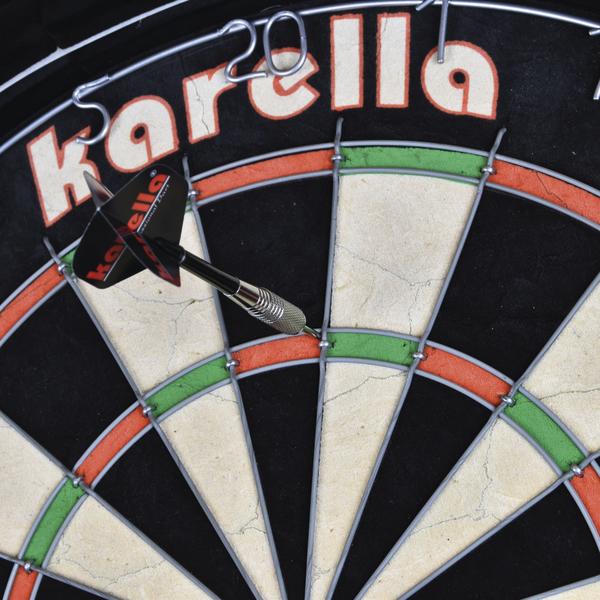 Dartpfeil trifft Triple 20 auf Karrella Dartscheibe, Nahaufnahme.