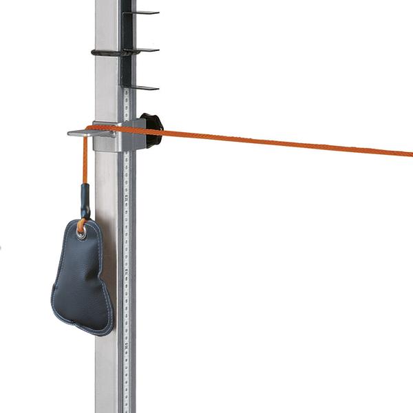 Seilzug mit Gewicht und verstellbarem Halter an Metallstange für Fitnessübungen.