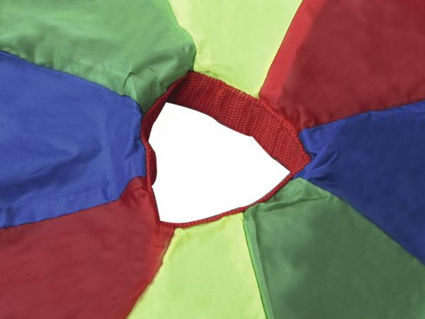 Buntes Riesenschwungtuch aus Nylon mit rotem, grünem und blauem Segment, Nahaufnahme.