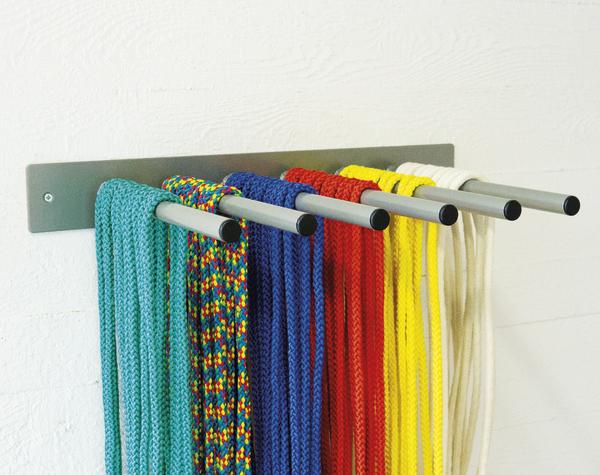 Bunte Kletterseile ordentlich an einer Wandhalterung aufgehängt.