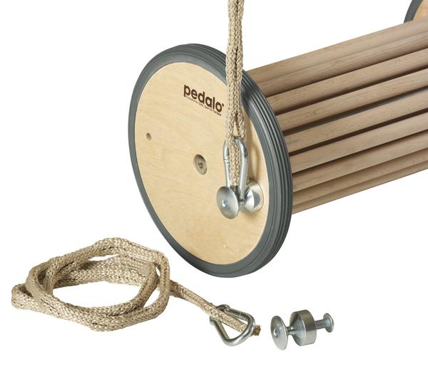 Pedalo Balancierrolle aus Holz mit Seil und Metallbefestigung für Gleichgewichtstraining.