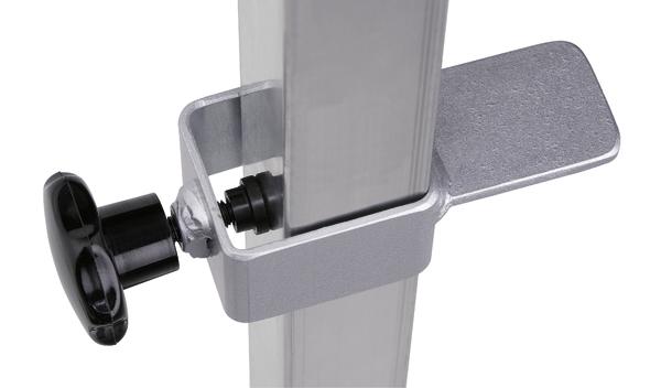 Metallklemme mit schwarzem Drehgriff zur Befestigung an einem Aluminiumprofil.