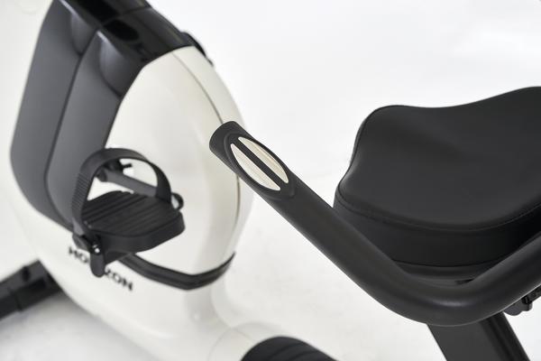 Heimtrainer mit Pedalen und gepolstertem Sitz für effektives Indoor-Training.