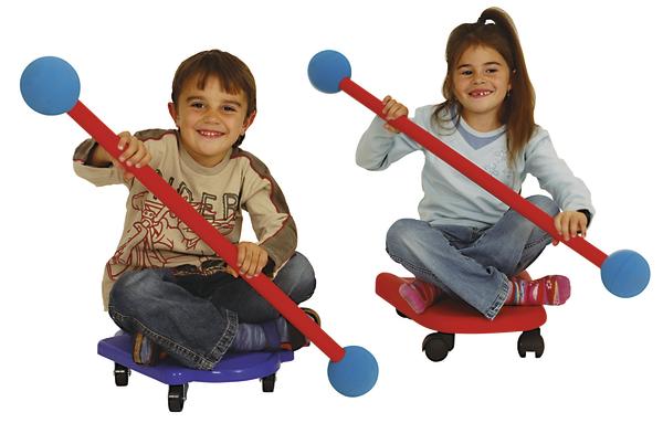 Junge und Mädchen sitzen auf Rollbrettern und halten bunte Stangen spielerisch.