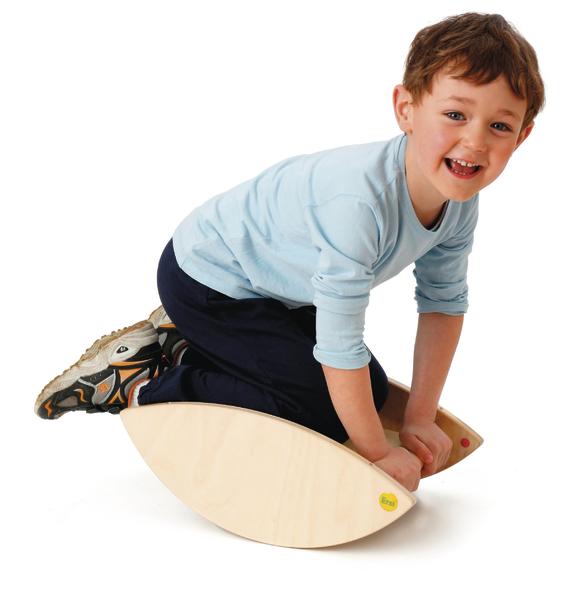 Junge spielt lachend auf einem Holz-Wippbrett, weißer Hintergrund, Kinderfreude und Bewegung.