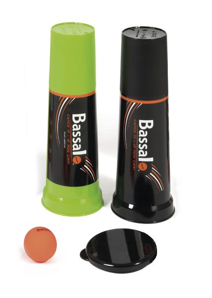 Bassalo Wurfspiel mit zwei Bechern in Grün und Schwarz, orange Ball und schwarzer Deckel.