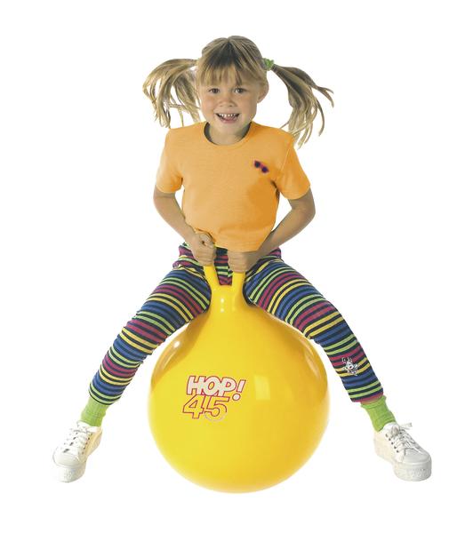 Kind mit orangefarbenem T-Shirt und gestreifter Hose springt auf gelbem Hüpfball HOP! 45.