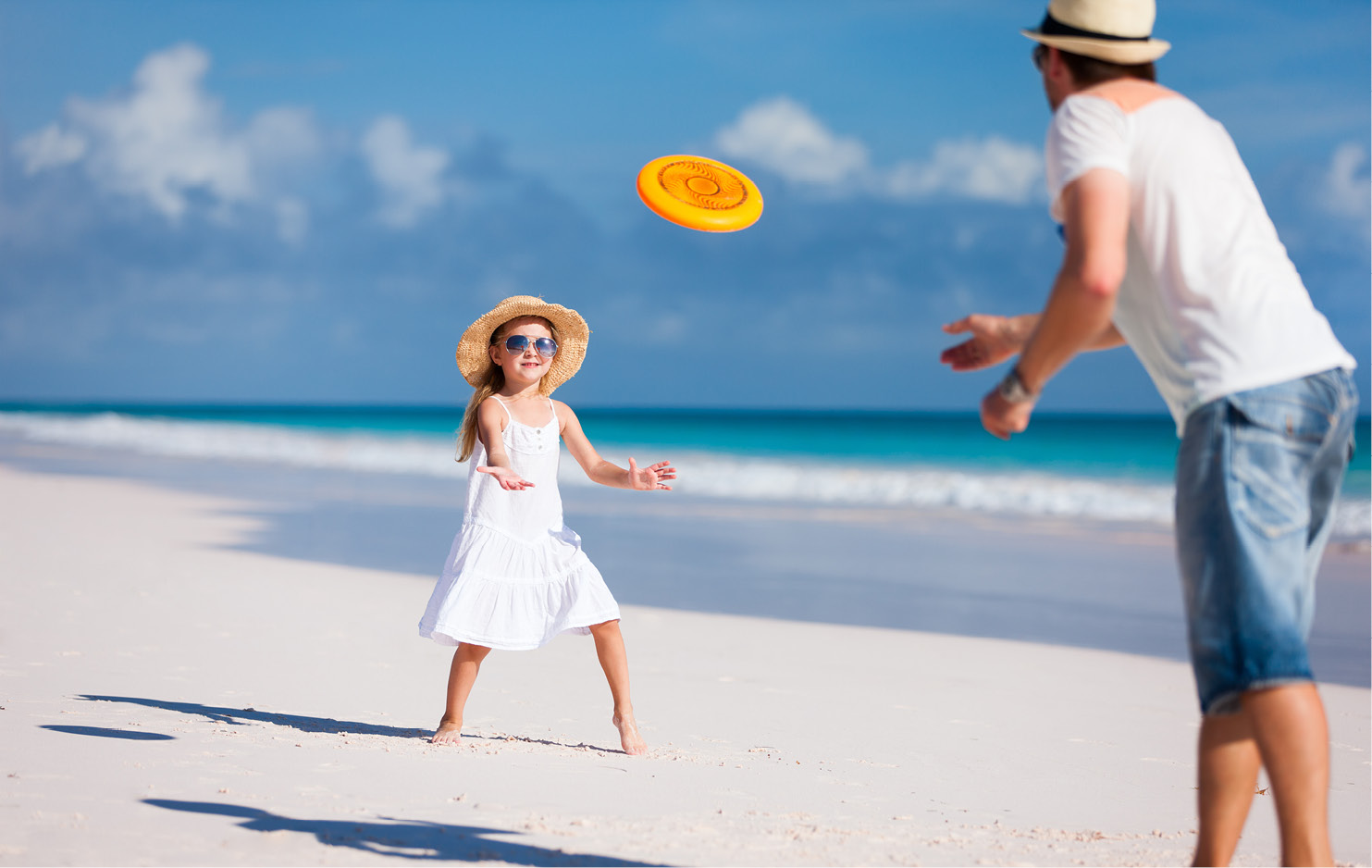 Mädchen und Mann werfen eine Frisbee