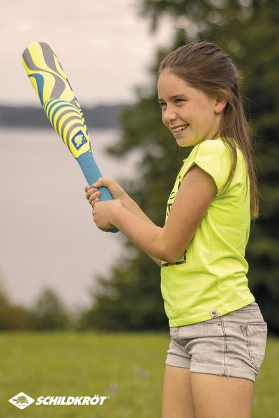 Mädchen spielt mit buntem Baseballschläger im Freien, Sommer und Natur im Hintergrund.