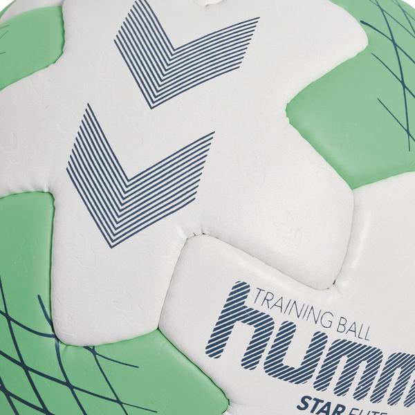 Nahaufnahme eines weiß-grünen Hummel Handballs mit blauem Streifenmuster, ideal für Handballspiele und Training.