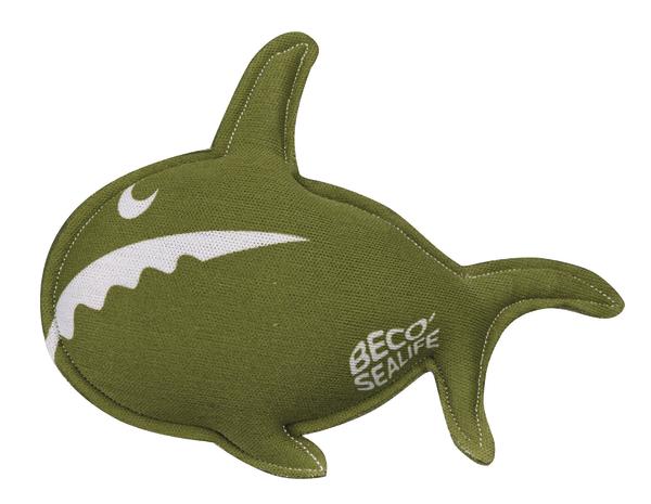 Grünes Stoffspielzeug in Form eines Haifischs mit weißem Aufdruck "Beco Sealife".