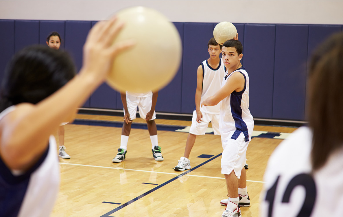 Spieler mit Dodgeball in der Hand macht Wurfbewegung