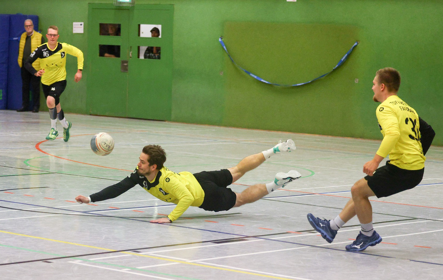 Spieler springt mit Hechtsprung zum Ball.