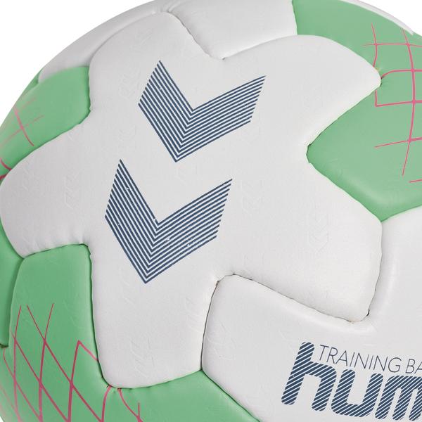 Nahaufnahme eines weiß-grünen Hummel Handballs mit rotem Streifenmuster, ideal für Handballspiele und Training.