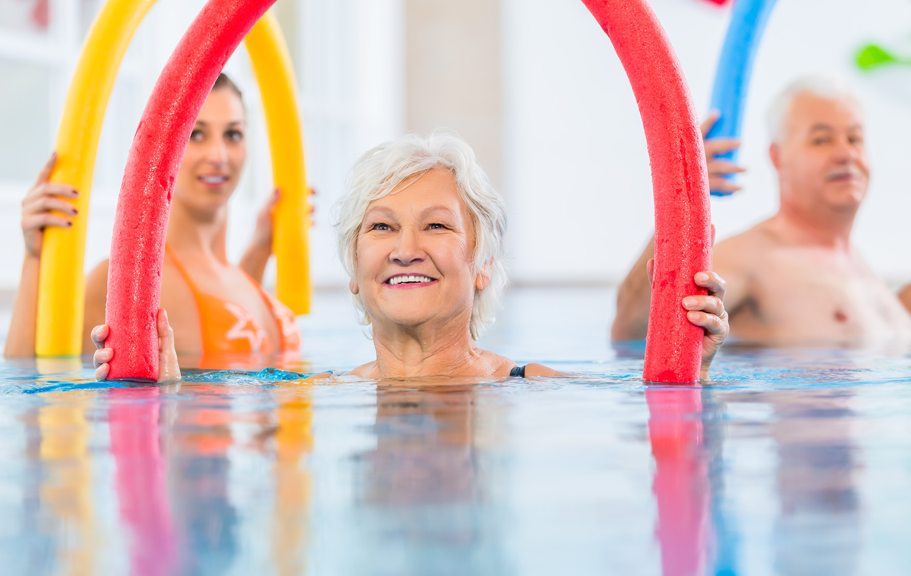 Knie mit blauem und roten Kinesiotape versehen