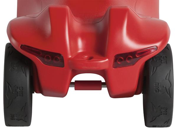 Rotes Kinderfahrzeug mit schwarzen Rädern und integrierten Rücklichtern, Nahaufnahme.