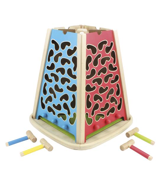 Holzspielzeug mit bunten Seiten und kleinen Hämmern zum Klopfen, Kinderlernspielzeug.