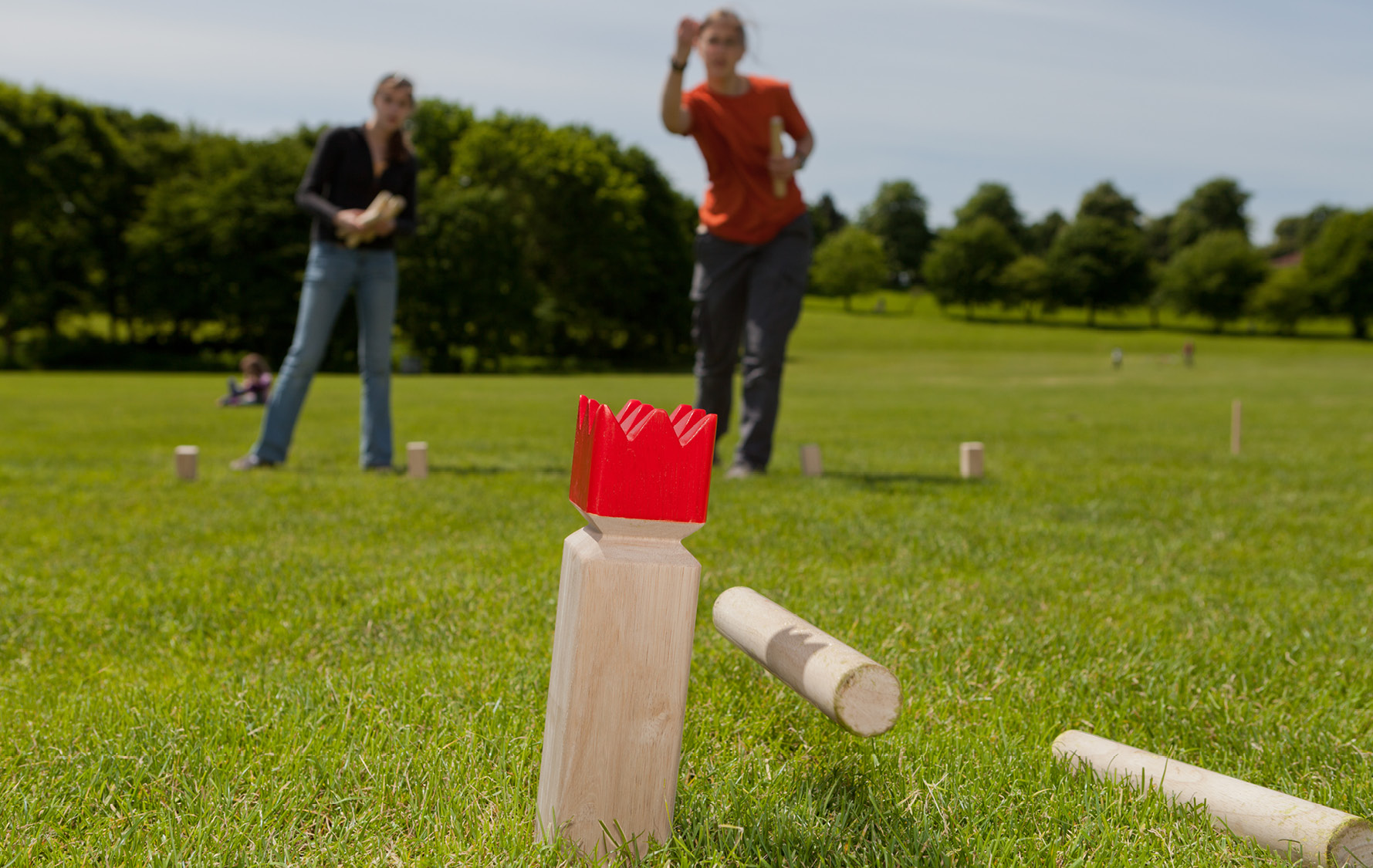 Spieler wirft Wurfholz in Richtung König auf der Mittellinie