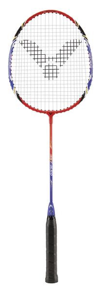 Badmintonschläger mit rotem, blauem und schwarzem Griff, weißem Saitennetz und Logo.