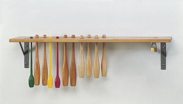 Verschiedene Holzkeulen in unterschiedlichen Farben hängen ordentlich an einer Wandhalterung.