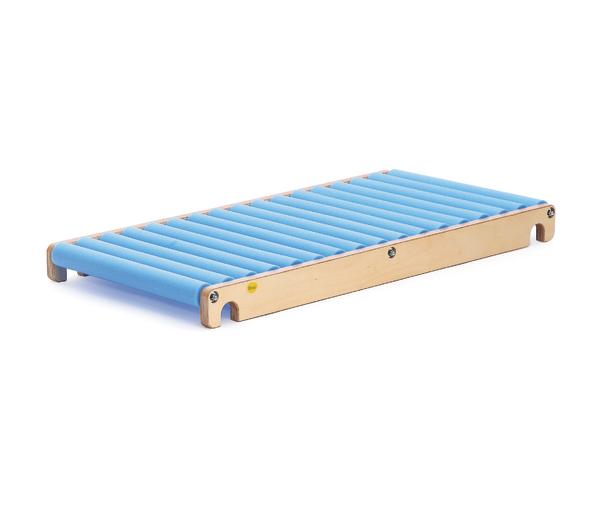 Holzrollerbahn mit blauen Rollen, Spielzeug für Kinder, auf weißem Hintergrund.