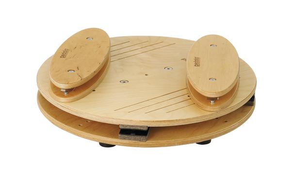 Balancierbrett aus Holz mit zwei ovalen Fußplatten für Gleichgewichtstraining.