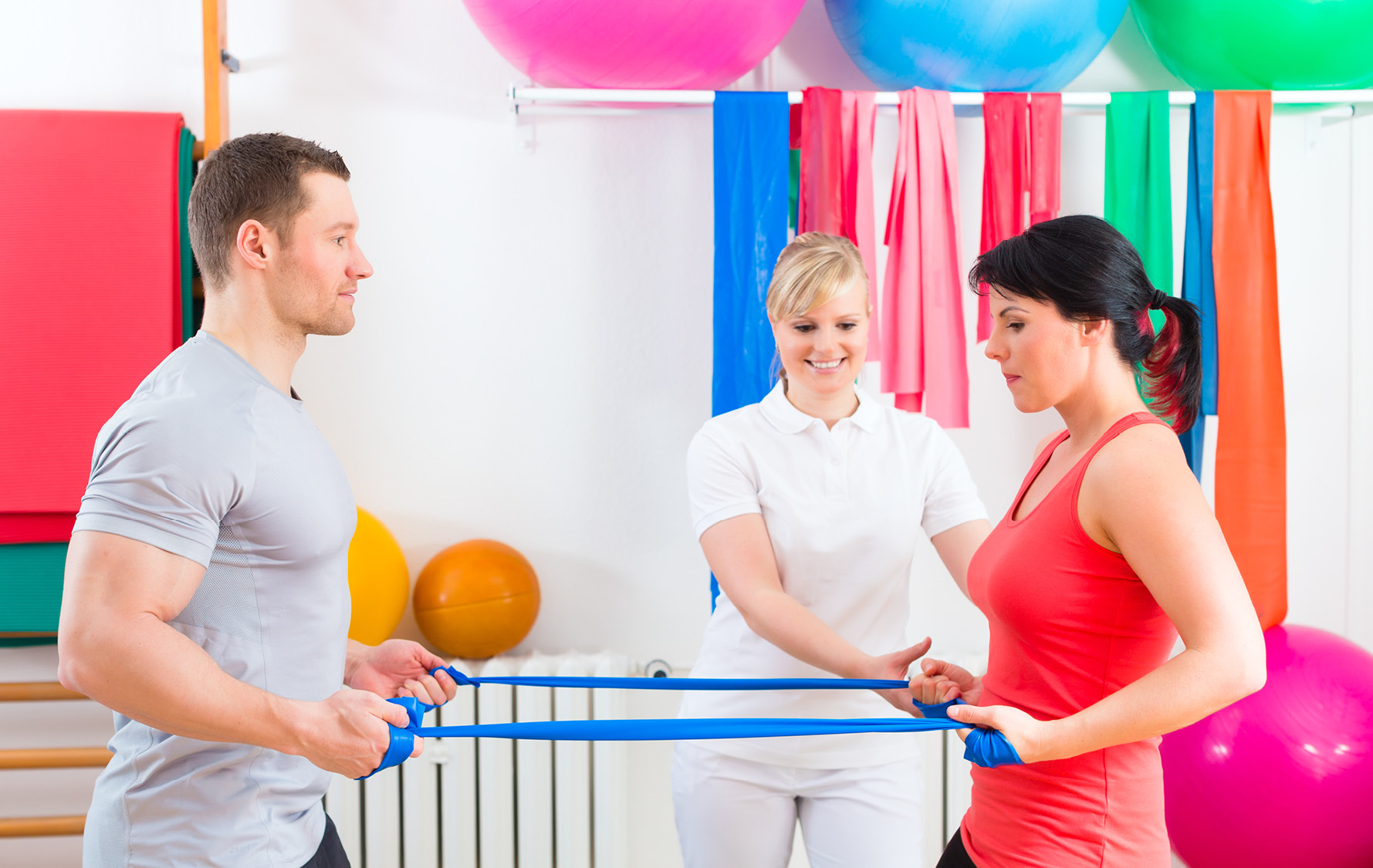 Knie mit blauem und roten Kinesiotape versehen