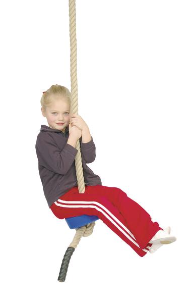 Kind auf Seil-Schaukel sitzend, trägt rote Hose und graues Oberteil, weißer Hintergrund.
