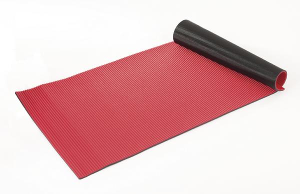 Rote und schwarze rutschfeste Yogamatte halb aufgerollt auf weißem Hintergrund.