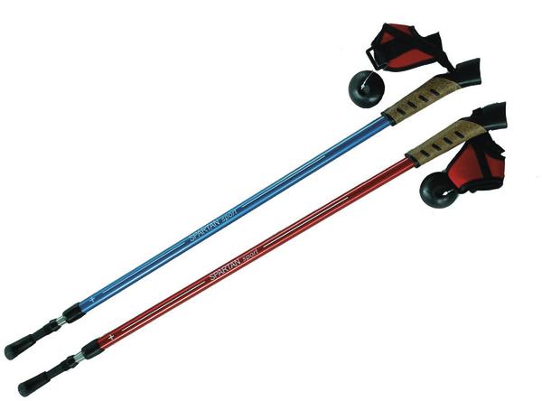 Paar Nordic Walking Stöcke in Blau und Rot mit ergonomischen Griffen und Handschlaufen.