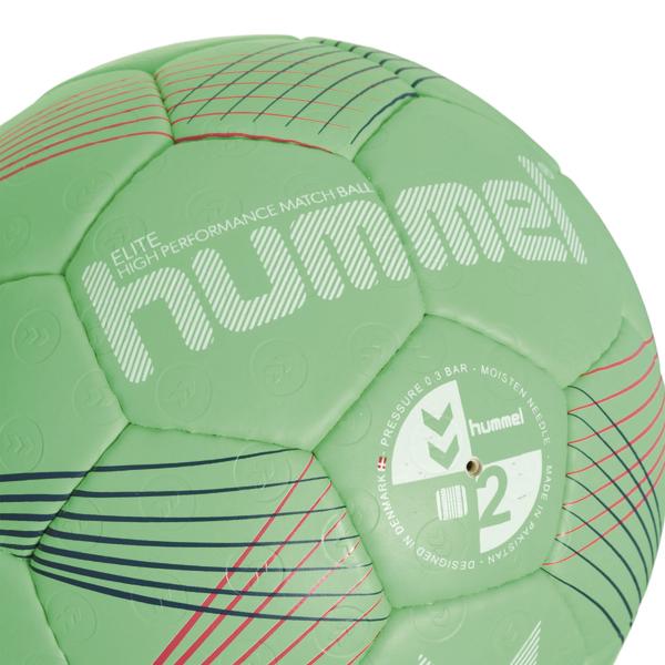 Grüner Hummel Handball mit Linienmuster und Markenlogo, Nahaufnahme.