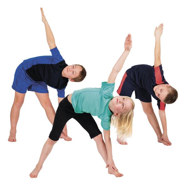 Drei Kinder machen gemeinsam Dehnübungen im Sportoutfit vor weißem Hintergrund.