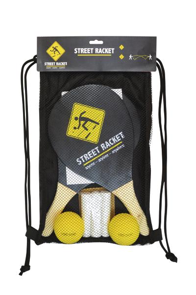 Street Racket Set mit zwei Schlägern, zwei gelben Bällen und Netz in Tragetasche.