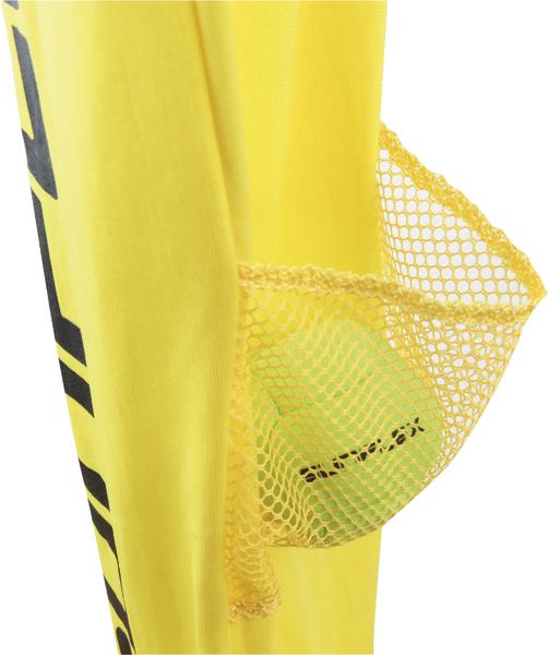 Gelbes Sportshirt mit integriertem Netzfach und grünem Ball für Training oder Spiel.