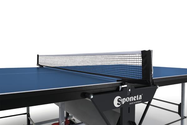 Moderner blauer Tischtennistisch mit Netz und Sponeta-Logo, ideal für Indoor-Sport.