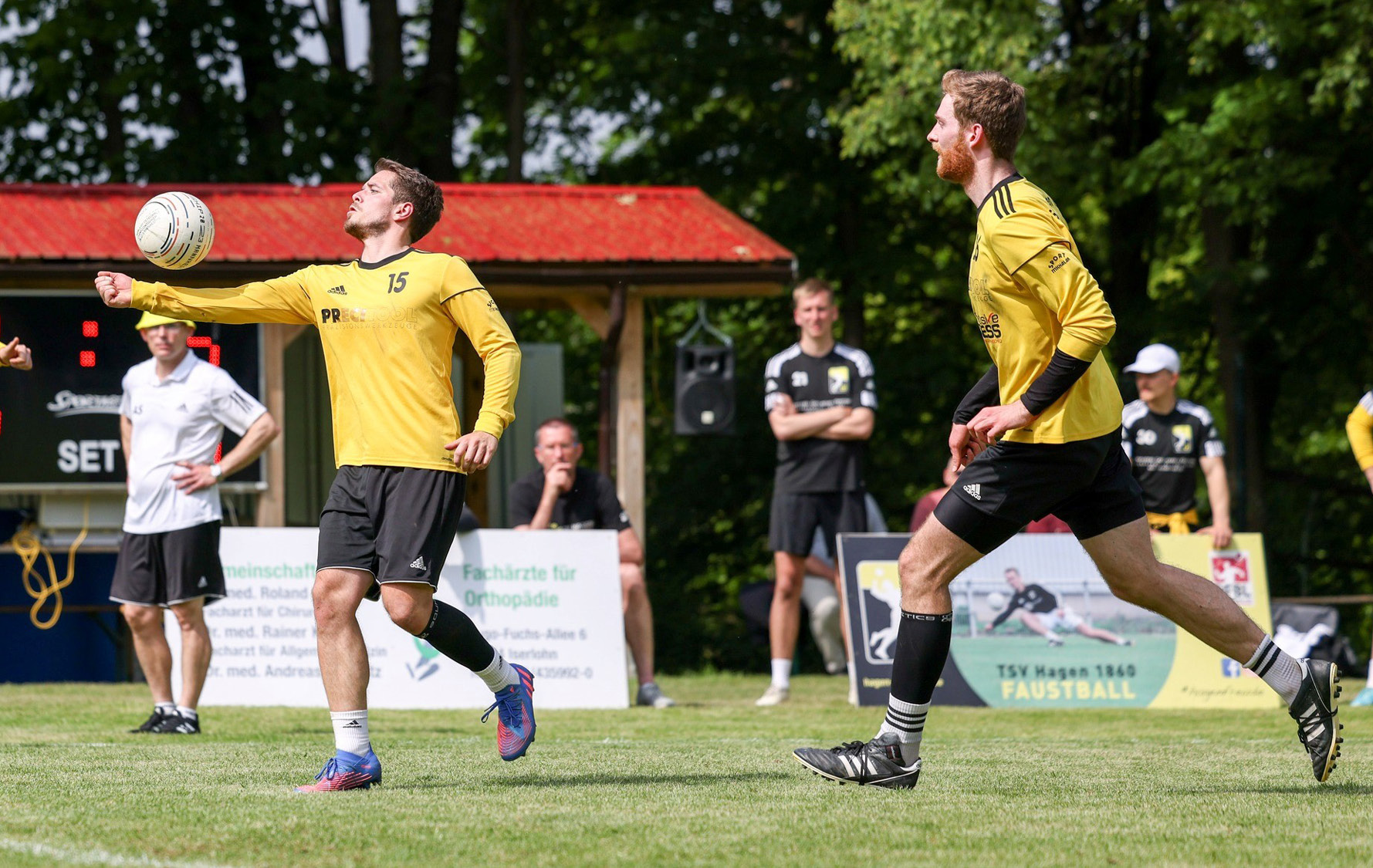 Spieler spielt den Ball mit dem ausgestreckten Unterarm.