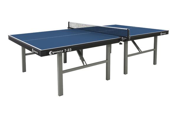 Robuster blauer Sponeta 7-23 Tischtennistisch mit Netz und grauen Metallbeinen.