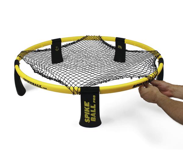 Spikeball Pro Spielnetz mit gelbem Rahmen und schwarzem Netz, Hände spannen das Netz.