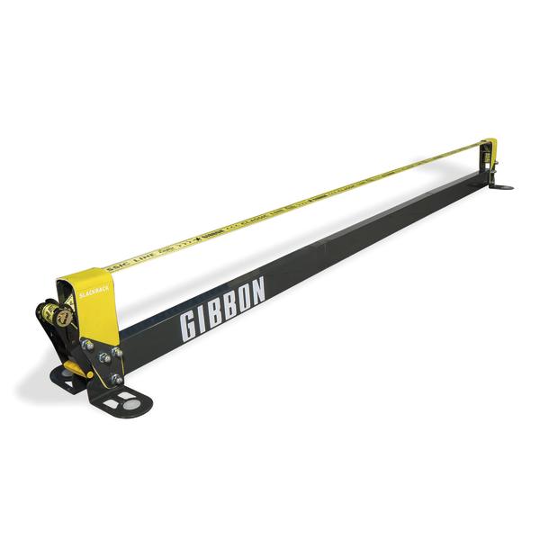 Gibbon Slackline Set mit Spanner und gelbem Band auf weißem Hintergrund.