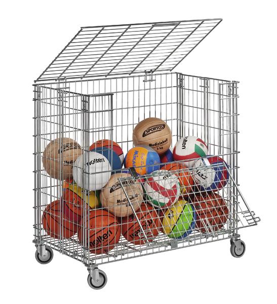Drahtgitterwagen mit Sportbällen wie Basketball, Volleyball und Medizinball auf Rollen.