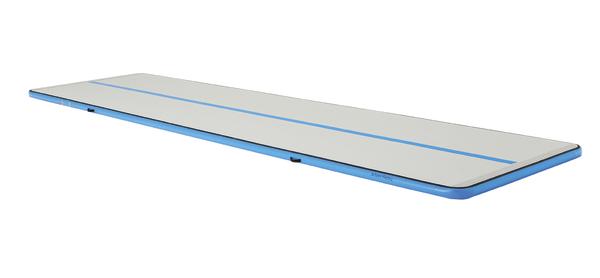 Aufblasbare Airtrack Matte in Weiß und Blau für Gymnastik und Training, isoliert auf weißem Hintergrund.