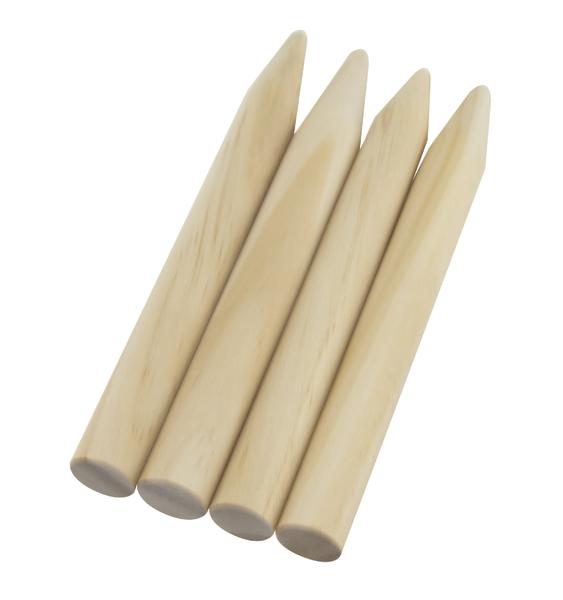 Vier spitze Holzstäbe für Wurfspiele, naturfarben und glatt.
