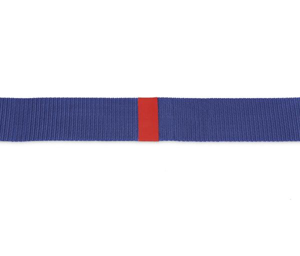 Blauer Gurt mit rotem Streifen, traditioneller Kampfsportgürtel auf weißem Hintergrund.