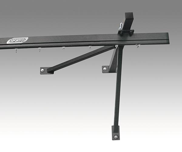Schwarze Wandhalterung aus Metall für Boxsack mit stabiler Konstruktion und Befestigungspunkten.