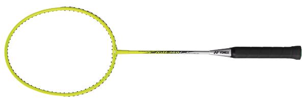 Badmintonschläger Yonex in Gelb mit schwarzem Griff, freigestellt auf weißem Hintergrund.