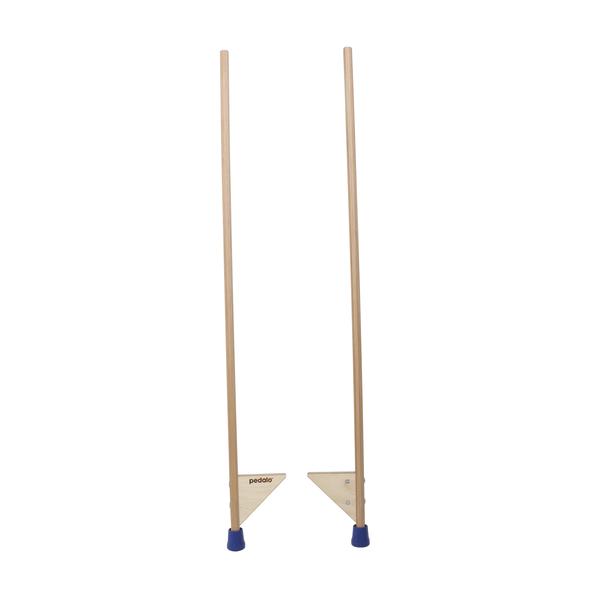 Holzstelzen mit blauen Gummifüßen für Kinder zum Balancieren und Spielen.