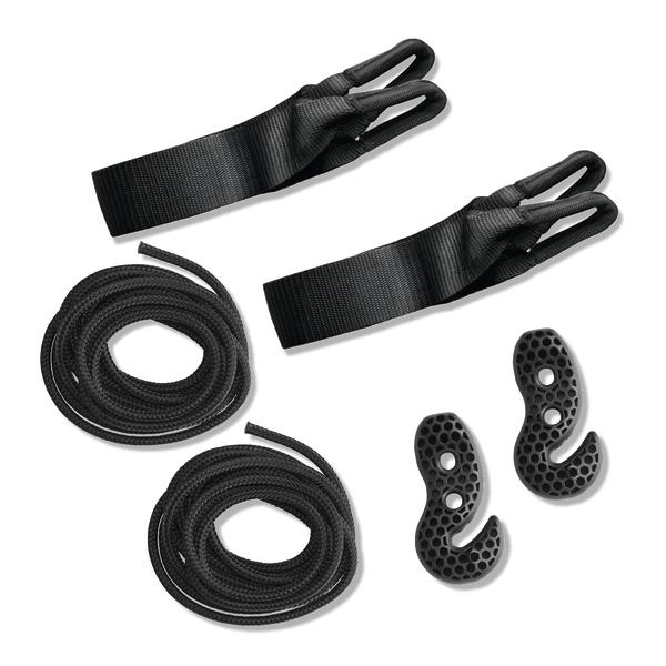 Schwarzes Kletterzubehör-Set mit Gurten, Seilen und ergonomischen Haken auf weißem Hintergrund.