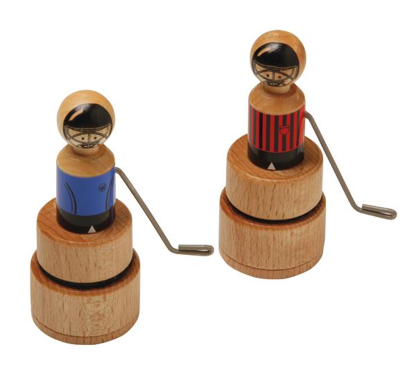 Holzspielzeug mit Kurbel, Figur in Hemd, traditionelles Design.