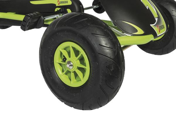 Nahaufnahme eines grünen und schwarzen Reifens eines Kinderfahrzeugs mit Profil.