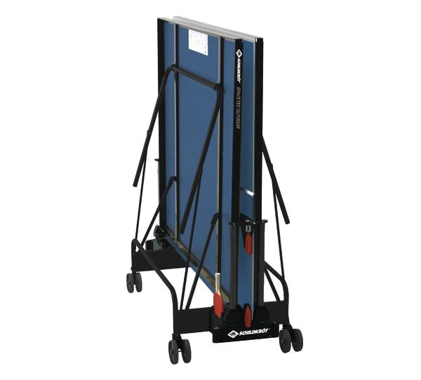 Zusammengeklappter blauer Tischtennistisch mit schwarzem Metallgestell und Rollen für einfachen Transport.